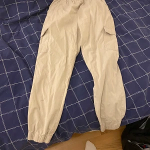 H&M byxor - Mjukt och elastiskt tyg, storlek 42