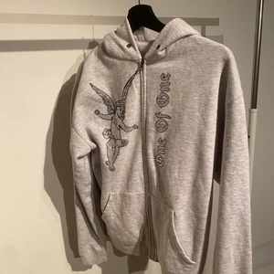 One of one grey angel hoodie - Säljer en grey angel hoodie i storlek M. Köpte på deras pop up butik på mosebacke. Finns inte många ex. skick på tröjan 8/10