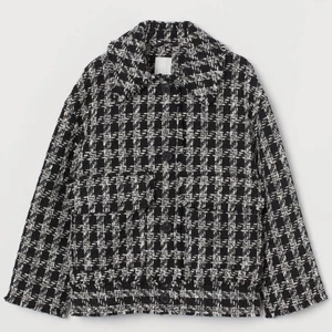 Jacka - En super fin jacka och slutsåld från H&M. Passar perfekt till våren💖✨ 