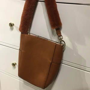 Väska - Väska, kan ta bort pälsen. Oanvänd, bra skick 