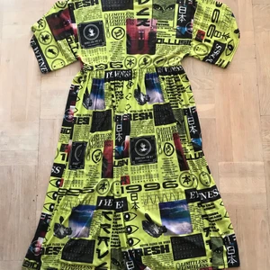 Collusion mönstrad klänning - Väldigt stretchigt material. Vadlång klänning. Sitter åt under bysten med lite vidare ärm. Använd en gång. Köpt på Asos.