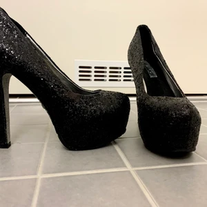 Tiamo High Heels Size 37 - Svarta glittriga. Lite använda och kantstötta, men inget som syns tydligt. Förvånansvärt bekväma. 