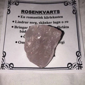 Rosenkvarts kristall - Säljer denna fina rosenkvarts ungefär 3*3 cm. Frakt tillkommer på 12kr.