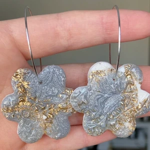 Handgjorda örhängen  - Handgjorda örhängen av lera. Nickelfri. Fri frakt. Samfraktar. Kontakta för flera bilder eventuellt video. Storlek ca 4 cm Står ej för postens slarv 