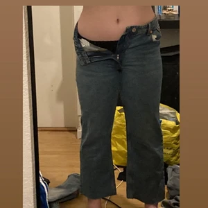 Jeans  - Midwaist byxor här ifrån Plick, köpte dom oanvända och dem va för långa så jag klippte dem. Jag är 161 så om du ska köpa dom va kortare än jag eller så får du bara gilla längden 🤪. Dom är as fina men lite lite för små när dem igentligen är större än va jag brukar ha. Dem är helt oanvända och har inga skador. Skulle nog inte säga att dem är instorlek 40 utan 36 eller nåt sånt 
