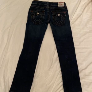  True religion jeans Low waist - Assnygga low waist true religion jeans som är i väldigt bra skick. 