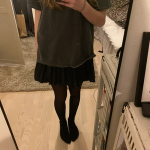 En skinnkjol från NA-KD - En kjol från NA-KD som inte är använd💗har vikt upp den lite så att den blir lite kortare💗