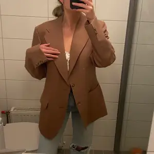 Hallå tjejer säljer nu min bruna kavaj som är oversized, den är sååå fin och i ett sånt lyxigt och tjockare material ❤️‍🔥 