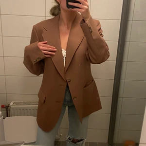 Brun oversized kavaj❤️‍🔥 - Hallå tjejer säljer nu min bruna kavaj som är oversized, den är sååå fin och i ett sånt lyxigt och tjockare material ❤️‍🔥 