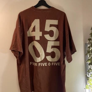 Oversized brun t-shirt - Brun tisha med tryck från ASOS, oversized!