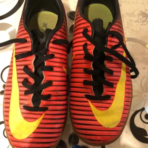 Nike - Inneskor för barn, stolek 33, köparen står för frakten 