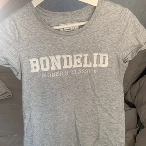 Ljusgrå t-shirt - Säljer denna ljusgråa t-shirt från bondelid. Storlek xs. Kontakta mig för mer info