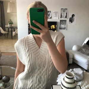 Stickad väst  - Stickad väst från hm i storlek S, köparen står för frakt, bra skick