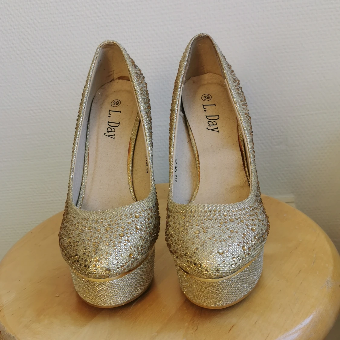 Guldglittriga stilettklackar - 91