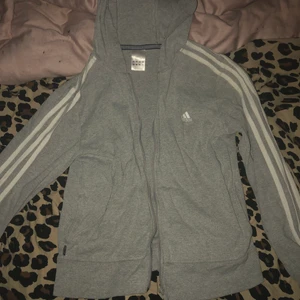Adidas - Adidas tjocktröja storlek 14år nypris ca 500 mitt pris 150kr❤️inga hål eller fläckar❤️