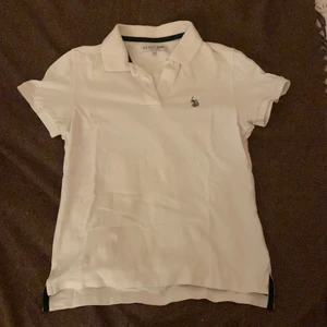 U.S POLO piké - Vit piké med blått/svart polo märke, knappt använd, det står XL men väldigt liten i strl så passformen är som en M ungefär men passar även S, köpt för 300kr
