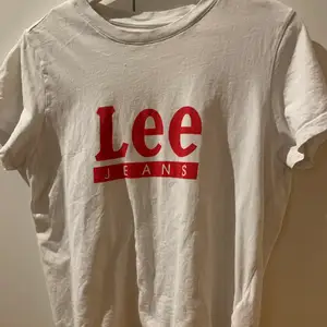En Lee t-shirt som jag inte använder längre. Frakten kostar 25kr