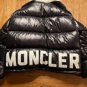 Moncler jacka - Säljer denna äkta moncler jackan eftersom jag har en liknande. Kostade 10 000 fråm början men säljer för 4000. Pris kan självklart diskuteras! Kvitto finns