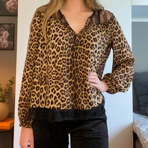Blus i leopardmönster  - Svart spets vid axlarna och längst ner. 