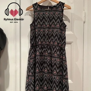 Mönstrad klänning - Mönstrad klänning i strl 170. Säljs av Rytmus Stockholms Elevkår, alla kläder som säljs har skänkts utav elever på Rytmus och de pengar som samlas in från klädinsamlingen ges oavkortat till WWF. Ta chansen och köp fina kläder second hand och bidra på samma gång till att bevara miljön!