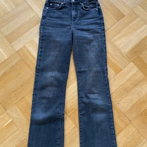 Ginatricot jeans storlek 32 - Säljer ett par gråa ginatricot jeans i bra skick