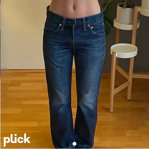 Levis jeans - Low waist Levis jeans! Köptes här på Plick men har inte kommit till användning då dom tyvärr är lite för små för mig. Lånade bilder från förra ägaren💕