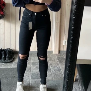 Svarta jeans - Svarta jeans med slitningar! Helt nya med prislapp kvar💖 