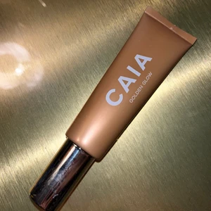 Caia highlighter golfen glow - Liquid highlighter från caia. Ny pris 295. Säljer för 170+frakt. Aldrig använd. Köparen står för frakten. Pris kan diskuteras❤️