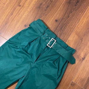 Gröna högmidjade kostymbyxor med skärp - Ett par supersnygga gröna högmidjade kostymbyxor med bra passform och tillhörande skärp. 