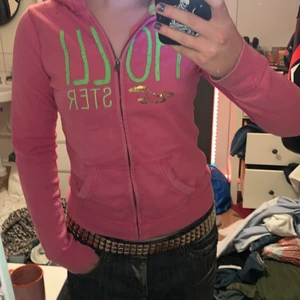 Hollister tröja stolek M - Äkta hollister tröja i stolek M från typ 2010 mysigt tyg o i bra skick för att vara så gammal, skriv för mer info elr bilder ❤️
