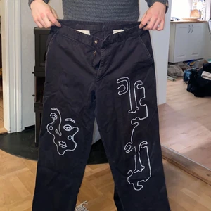 Designade byxor - Tjena jag är en tjej som älskar att måla på jeans… dessvärre har mina byxor där hemma tagit slut och därför tänkte jag nu börja måla dina byxor också! Hur kul? Tanken är att du skickar in dina gamla jeans och så målar jag på dom och du får tillbaka ett par riktigt feta brallor! 