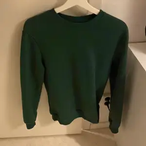 En super fin trendig grön tröja från HM som inte kommer till användning! Köparen står för frakten! 💘
