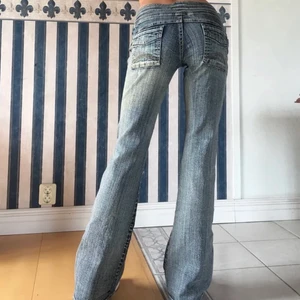 Lågmidjade jeans - (Lånad bild från plick‼️) Köpta från plick, säljer pga av att de inte passar. Innerbenslängd: 82cm, midjemått: 75cm. Skriv för frågor eller fler bilder❤️