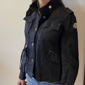 Moncler jacka - Säljer denna superfina mörkblå moncler jackan! Bra skick, storlek xs-s. Kan skicka fler bilder!