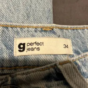 Jeans från ginatrcot, väldigt bra skick Strl 34 sitter bra i midjan, är 162 sitter väldigt bra på mig, inget slitage eller liknande.