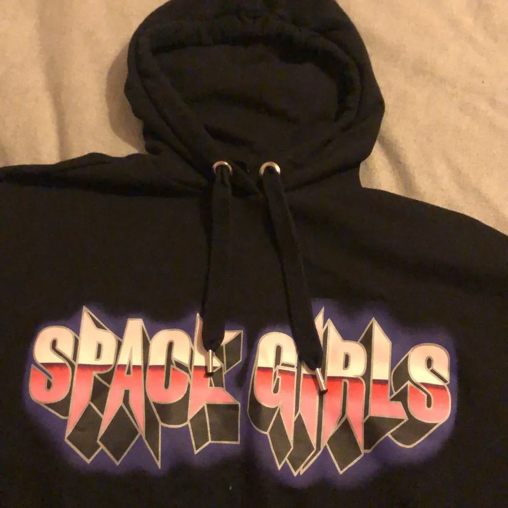 Oversized hoodie från monki. Väldigt bekväm och coolt motiv. Säljs då jag inte använder. Är i bra skick, passform som oversized för mig som är xs. Storleken på tröjan är S. Nypris 450kr, säljs för 210 + frakt. 😊. Hoodies.