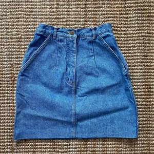 Jeanskjol - Vintage jeanskjol i hög midja. Superfin på! Men tyvärr är den för liten för mig. 