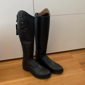 Ridstövlar Horze - Säljer mina ridstövlar från horze då det är försent att skicka tillbaka dom, har aldrig användt dom och lappen är kvar.  Dom är i storlek 39W och är väldigt sköna och anpassar sig efter vaden, stövlarna är svarta och ifall du vill ha fler bilder så är de bara att säga till!     Vet ej frakten så ifall du är intresserad så får du skriva till mig så har jag reda på det!