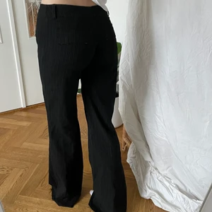 kritstrecksrandiga kostymbyxor  - snygga kostymbyxor med subtila kritsträcksränder. varit en favorit länge men har tyvärr hittar en ersättare som passar mig bättre. jag är 173cm