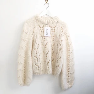 Ganni - Super fin vit stickad tröja ifrån Ganni🥰 Aldrig använd. Nypris var 2500kr🥰 Skicka ett meddelande för fler bilder! Köp direkt för 2000kr 