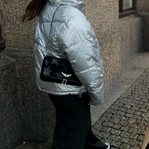 Silvrig puffer jacka - Köpt på H&m och säljs pga flytt där varma jackor ej behövs :( köpte den för 699kr den är väl använd men är inte sliten på något ställe, skriv för fler bilder ♥️