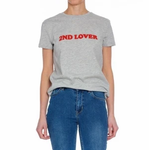 Grå t-shirt m. tryck - Grå t-shirt med rött tryck från 2NDDAY, kostar 300kr ny. Första bilden är lånad, skriv till mig för att lägga bud❤️