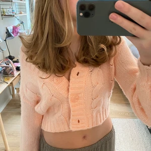 Ljusrosa kofta 💗💗 - Säljer denna super fina ljusrosa koftan som är jätte skön! Den har en väldig fin passform om man gillar lite kortare koftor. 💗frakt kostar 66kr❣️