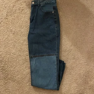 Jenas - Ett par skit snygga jenas med över lappning och olika jeans färger! Använda fåtal gånger, i väldigt bra skick! Skriv ifall ni vill ha fler bilder eller har några frågor :)