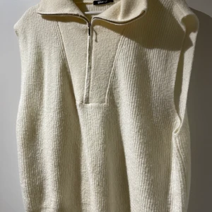 Stickad väst  - Super fin stickad väst som inte kommer till användning :) 