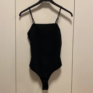 Glittrig body - Svart glittrig body med string vid knäppet😊