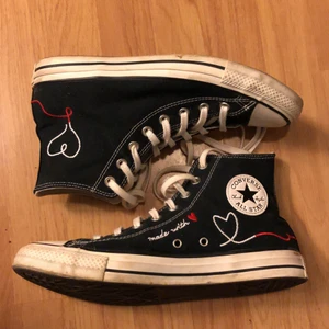 converse chuck taylor - super feta limiterad converse med hjärtan på går ej att få tag på någonstans. i jätte fint skick och i storlek 42.5💚