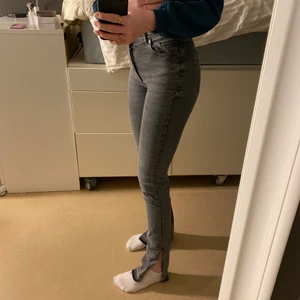 Gråa Zara jeans  - Gråa zara jeans i storlek 36 