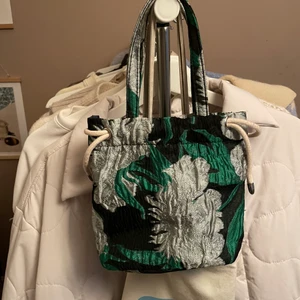 Hvisk pouch bag - Så fin väska från hvisk som tyvärr inte kommer till någon användning längre. Köpt för ca 500kr och skicket är som nytt. 