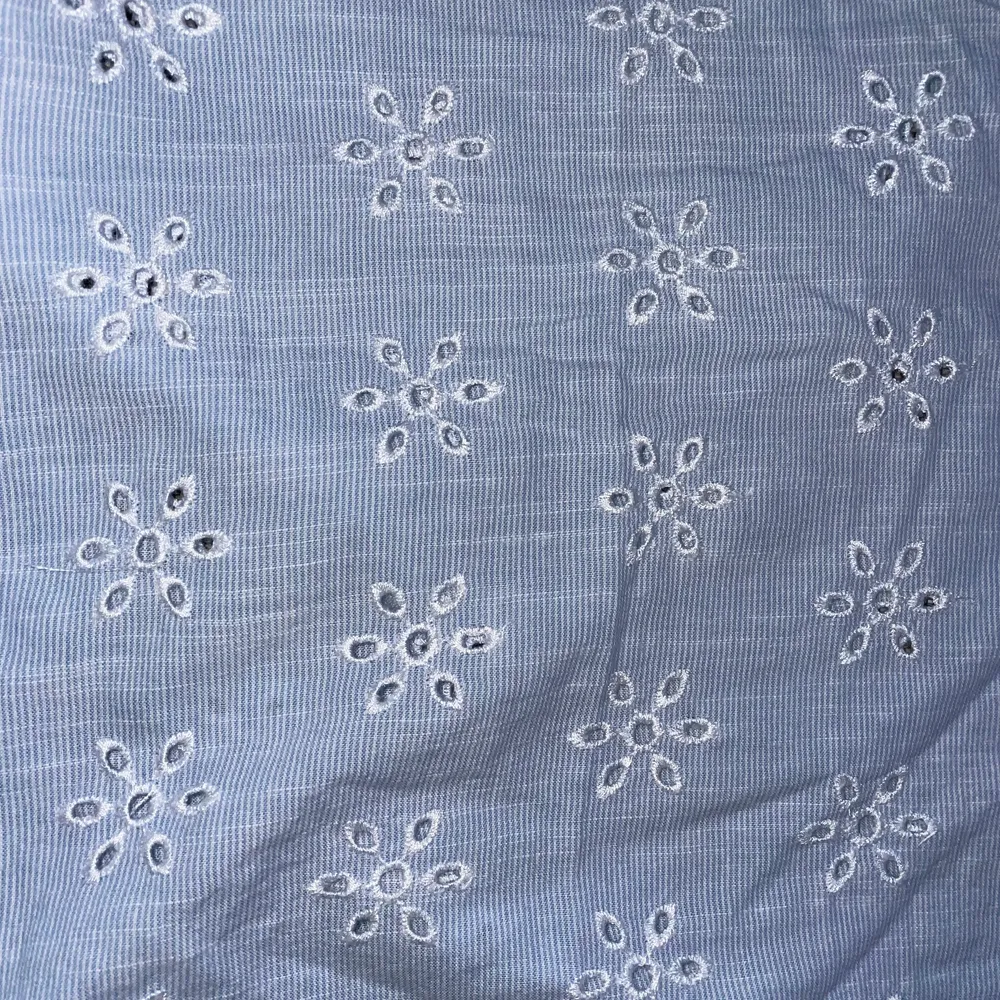 Ljusblå off shoulder blus i strl 36/S med vita broderade blommor, (innanför broderiet är det ihåligt). Blusen är i skjortmaterial (och 100% bomull)💙 Ärmarna är utsvängda i en volang från armbågen💙 Blusen är köpt på Only och är i gott skick. Blusar.